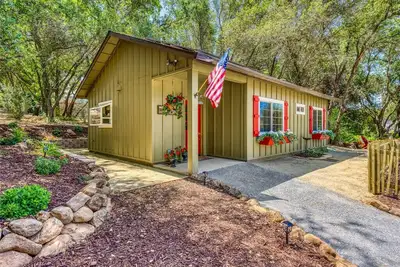 Image de Quaint Adorable New Cabin nestled on three acres! Surrounded by Lush Nature!