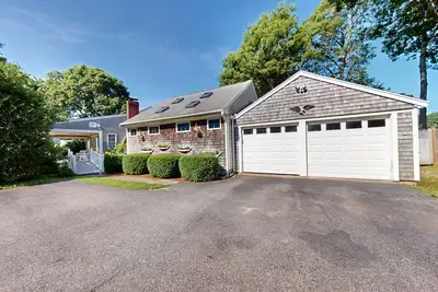 Image de Tree-lined home with lovely yard, decks & private beach access - walk to town