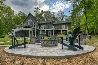 Image de Sprawling waterfront home with a boat launch, kayaks, game room, and hot tub