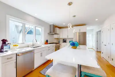 Image de Charming retreat with patios, grill, game room, beach gear, fireplace, and Ac