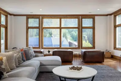 Image de Ideal Arrabelle Condo by InvitedHome | Vail Summer Biking, Pool, Hot Tub, Hiking