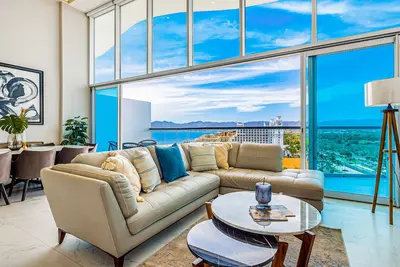 Image de Luxury ocean-view condo with resort pool, private balcony, and washer\/dryer