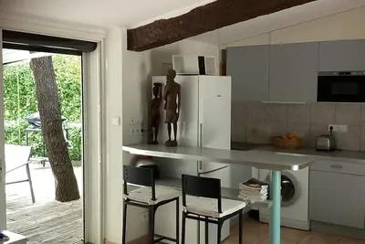 Image de Studio  avec terrasse et pergola dans propriété calme et sécurisée