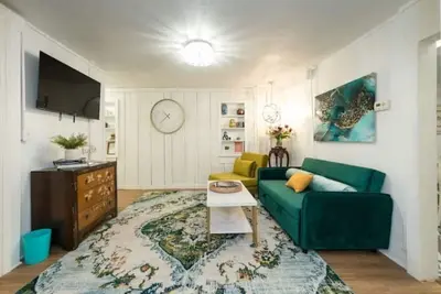 Image de The Funky Flat-steps from Denton's nightlife!
