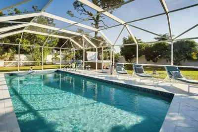 Image de 4 Mi to Siesta Key Beach: Sunny Home w/ Hot Tub!
