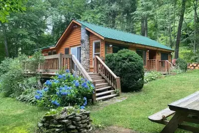 Image de Sunny and Cozy Creekside Cabin