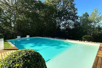 Image de Piscine chauffée et Salle de jeux, maison de caractère rénovée, calme et nature