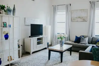 Image de Stylish Downtown Condo Retreat - King Bed Suite