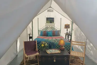 Image de Glamping in the Gypsy Bungalow by the river, 2 miles from Quinn's hot springs.