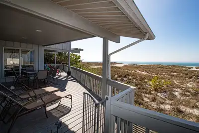 Image de Elevated North-End Home Near the Beach!