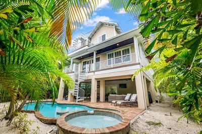 Image de Private Pool, Spa, and Game Room! Short walk to Beach - Absolute Paradise