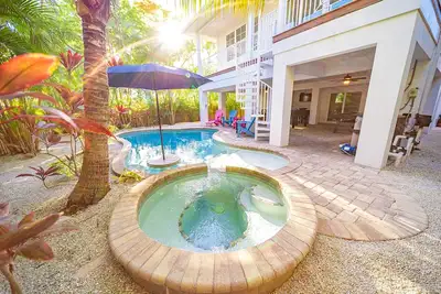 Image de Private Home with Private Pool, Outdoor Spa, Game Room, Private Grill, and More!