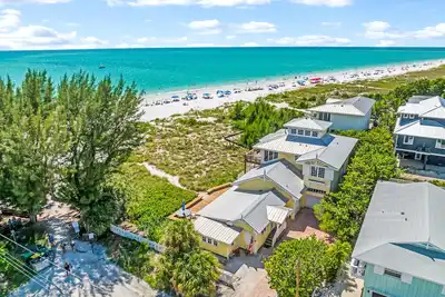 Image de Direct Beachfront Home, Steps to the Sand! Private Pool, Amenities for All!