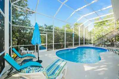 Image de Canal Front Home with Dock, Saltwater Pool, Ping Pong - Ama Maria