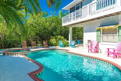 Image de Family-Friendly Canal-Front Home with Pool, Dock, and Games! Close to Beach! - W