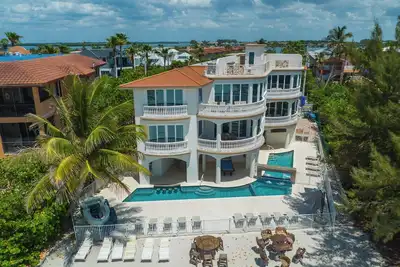 Image de Direct Gulf front home for large family! Private pool and much more.