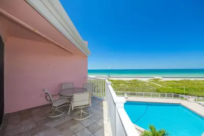 Image de Beach Front Corner Condo. Stunning Views, Updated Furnishings