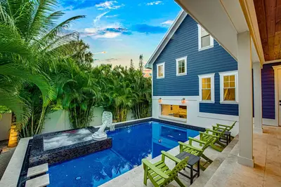 Image de Beautiful New Home! Outdoor Pool Area with Swim up bar