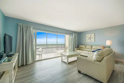 Image de Beachfront Condo with Amazing Views - Island Sunset