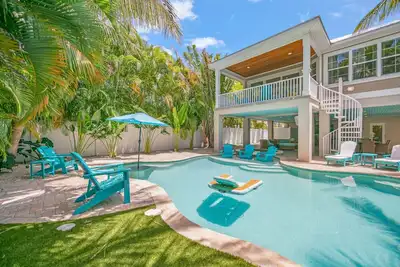 Image de Large Private Beach Home. Private Pool and Spa, Outdoor Lighting