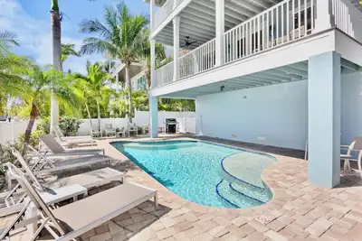 Image de Luxury Bay Retreat with Private Pool, Dock and Ideal for Groups