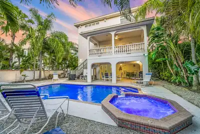 Image de Private Home on North End Ami. Private Heated Pool