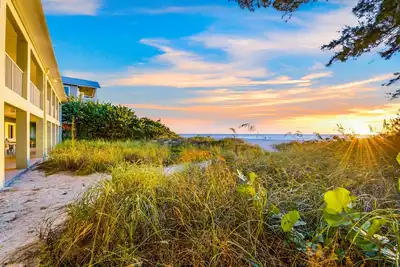 Image de Modern Beachfront Condo! Your Ideal Getaway on Anna Maria Island!