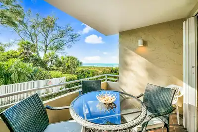 Image de Beachfront Condo with Private Balcony and Pool Access