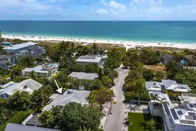 Image de Home w/ Private Pool and Two Living Units near the Beach- Ami Beachside Bungalow