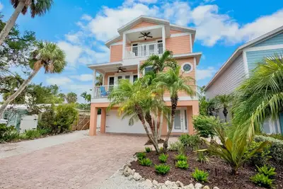 Image de Private Beach Home with Pool, Two Primary Suites, Close to Beach - Coral Retreat