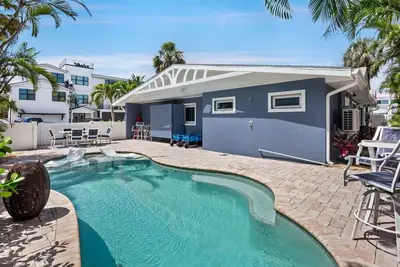 Image de Private Beach House, Luxury Pool and 2 Full Kitchens! 2-minutes to the Beach!