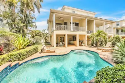 Image de Home with Private Pool, Outdoor Bar, Ping Pong, Close to Beach! - Dolphin House
