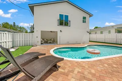 Image de Island Escape with Pool, Ev Charger and Steps to Pine Avenue