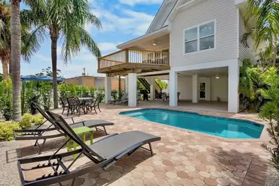 Image de Large Private Beach Home! Heated Pool, Elevator, Balcony, and Near the Beach!