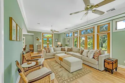 Image de Elevated Beach Home with Gulf Views! Next to the Beach!