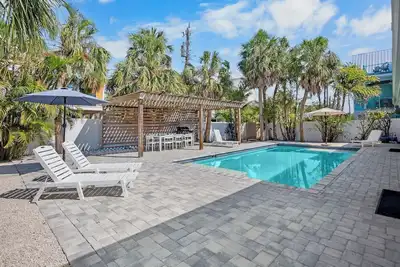 Image de Heated Pool, Gas Grill, 1 Minute Walk to Beach! Updated Throughout