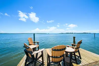Image de Stay at Waters Edge Cottage: Charming Bayfront Home with Dock, Near Beaches!
