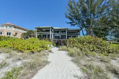 Image de Beachfront Condo with Pool and Beach Facing Balcony