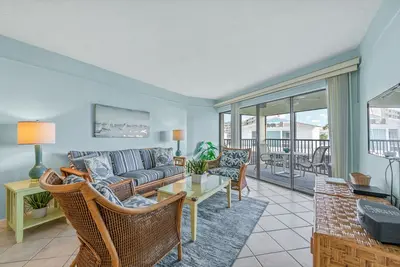 Image de Beachfront Condo, Pool, Tennis Court, and Private Balcony - Sun Plaza West 110