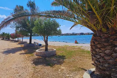 Moderne Ferienwohnung mit Balkon und Meerblick auf der Insel Vir