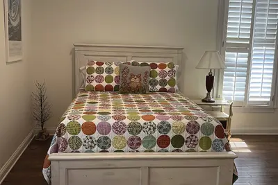 Image de Great Location! This adorable carriage house style studio apartment is located in the center of it all in Darien. The Darien Riverfront, restaurants and shops are literally steps away.