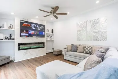 Image de Elegance @ Huntington | Spacious Family Apt | Yard