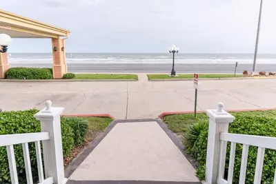 Image de Beach Time-Victorian-Gulf Front-Sleeps 8