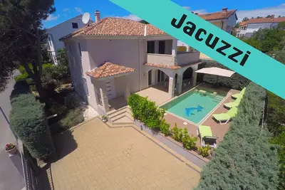 Villa Krk : Exklusive, Beheizter Pool, 150 m vom Meer, Meerblick