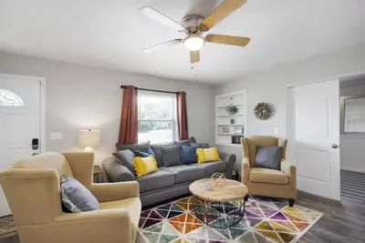 Image de Cheerful residential home with boat launch access