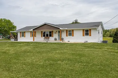 Image de Quaint 3/2 farmhouse in a quiet rural setting.