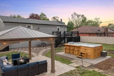 Image de 10 Min to Louisville, Huge Hot Tub, Awesome Backyard