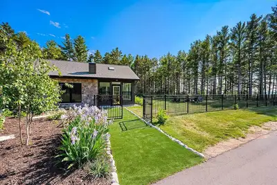 Image de Great location on 5 Acres, New Home, Dog-friendly Fenced Yard, 2 King Bedrooms.