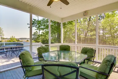 Image de 4 Mi to Fenwick Island: Home w/ Pool Access & Deck