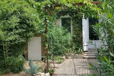 Image de countryside hamlet house with garden